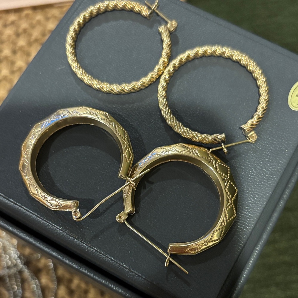 2 pair of 14karat gold earrings